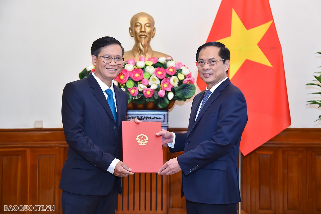 Tại buổi lễ, Ủy viên Trung ương Đảng, Bộ trưởng Ngoại giao Bùi Thanh Sơn trao quyết định bổ nhiệm ông Hoàng Anh Tuấn, Phó Giám đốc Học viện Ngoại giao giữ chức Tổng Lãnh sự Việt Nam tại San Francisco, Hoa Kỳ. Tại buổi lễ, Ủy viên Trung ương Đảng, Bộ trưởng Ngoại giao Bùi Thanh Sơn trao quyết định bổ nhiệm ông Hoàng Anh Tuấn, Phó Giám đốc Học viện Ngoại giao giữ chức Tổng Lãnh sự Việt Nam tại San Francisco, Hoa Kỳ.