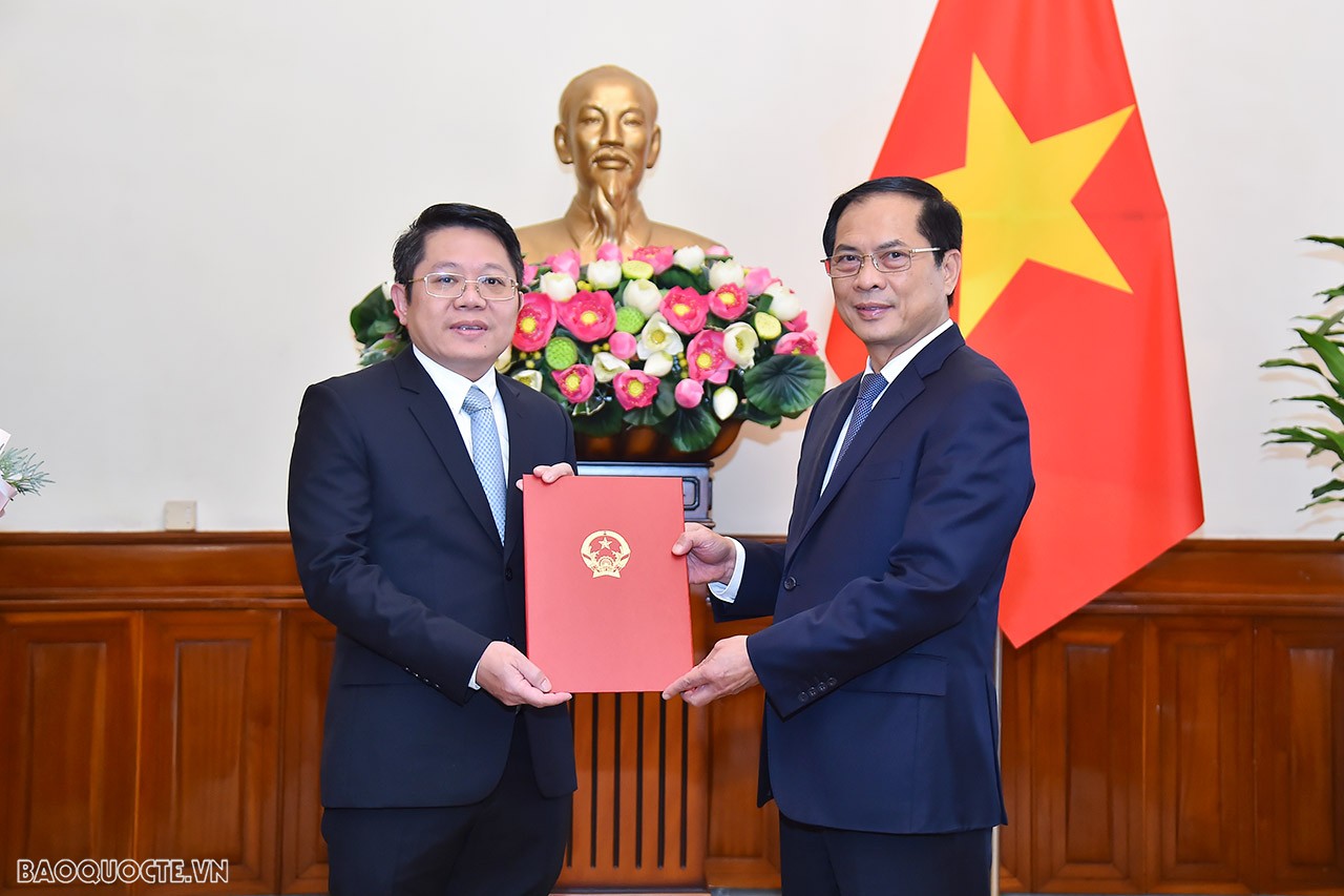 Ủy viên Trung ương Đảng, Bộ trưởng Ngoại giao Bùi Thanh Sơn trao quyết định bổ nhiệm bổ nhiệm ông Ngô Trịnh Hà, Phó Chủ nhiệm Ủy ban nhà nước về người Việt Nam ở nước ngoài, giữ chức Tổng Lãnh sự Việt Nam tại Osaka, Nhật Bản. Ủy viên Trung ương Đảng, Bộ trưởng Ngoại giao Bùi Thanh Sơn trao quyết định bổ nhiệm bổ nhiệm ông Ngô Trịnh Hà, Phó Chủ nhiệm Ủy ban nhà nước về người Việt Nam ở nước ngoài, giữ chức Tổng Lãnh sự Việt Nam tại Osaka, Nhật Bản.