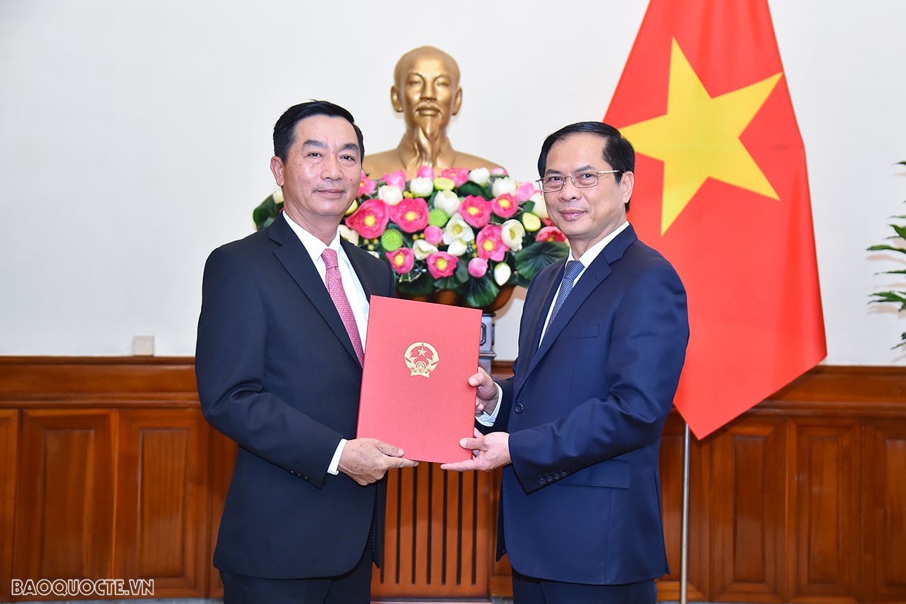 Ủy viên Trung ương Đảng, Bộ trưởng Ngoại giao Bùi Thanh Sơn trao quyết định bổ nhiệm bổ nhiệm ông Hoàng Minh Sơn, Cục trưởng Cục Quản trị Tài vụ, giữ chức Tổng Lãnh sự Việt Nam tại Côn Minh, Trung Quốc. Ủy viên Trung ương Đảng, Bộ trưởng Ngoại giao Bùi Thanh Sơn trao quyết định bổ nhiệm bổ nhiệm ông Hoàng Minh Sơn, Cục trưởng Cục Quản trị Tài vụ, giữ chức Tổng Lãnh sự Việt Nam tại Côn Minh, Trung Quốc.