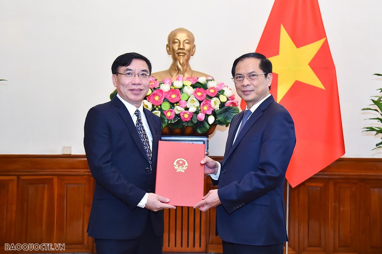 Ủy viên Trung ương Đảng, Bộ trưởng Ngoại giao Bùi Thanh Sơn trao quyết định bổ nhiệm ông Lại Xuân Chiến, Công sứ - Người thứ hai Đại sứ quán Việt Nam tại Campuchia, giữ chức Tổng Lãnh sự Việt Nam tại Sihanoukville, Campuchia. Ủy viên Trung ương Đảng, Bộ trưởng Ngoại giao Bùi Thanh Sơn trao quyết định bổ nhiệm ông Lại Xuân Chiến, Công sứ - Người thứ hai Đại sứ quán Việt Nam tại Campuchia, giữ chức Tổng Lãnh sự Việt Nam tại Sihanoukville, Campuchia.