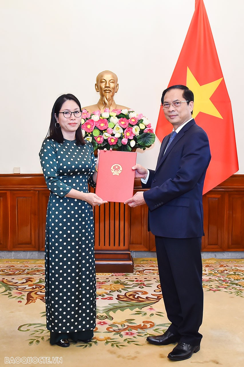 Ủy viên Trung ương Đảng, Bộ trưởng Ngoại giao Bùi Thanh Sơn trao quyết định bổ nhiệm bà Nguyễn Thanh Hà, Phó Chánh Thanh tra Bộ, giữ chức Tổng Lãnh sự Việt Nam tại Perth, Australia. Ủy viên Trung ương Đảng, Bộ trưởng Ngoại giao Bùi Thanh Sơn trao quyết định bổ nhiệm bà Nguyễn Thanh Hà, Phó Chánh Thanh tra Bộ, giữ chức Tổng Lãnh sự Việt Nam tại Perth, Australia.