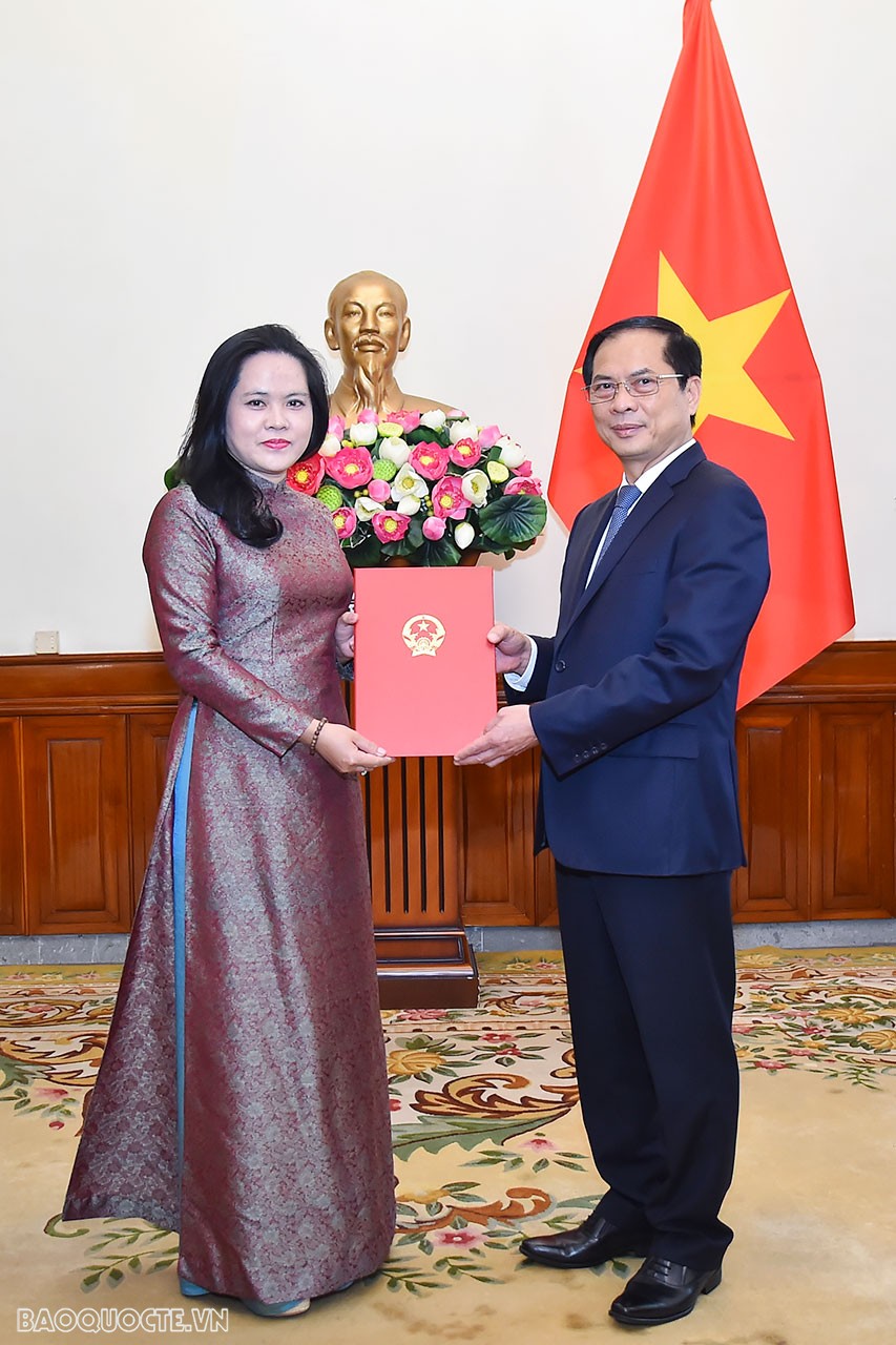 Ủy viên Trung ương Đảng, Bộ trưởng Ngoại giao Bùi Thanh Sơn trao quyết định bổ nhiệm bà Vũ Chi Mai, Phó Vụ trưởng Vụ Quan hệ kinh tế, Khoa học và công nghệ, Ủy ban Nhà nước về người Việt Nam ở nước ngoài, giữ chức Tổng Lãnh sự Việt Nam tại Fukuoka, Nhật Bản. Ủy viên Trung ương Đảng, Bộ trưởng Ngoại giao Bùi Thanh Sơn trao quyết định bổ nhiệm bà Vũ Chi Mai, Phó Vụ trưởng Vụ Quan hệ kinh tế, Khoa học và công nghệ, Ủy ban Nhà nước về người Việt Nam ở nước ngoài, giữ chức Tổng Lãnh sự Việt Nam tại Fukuoka, Nhật Bản.