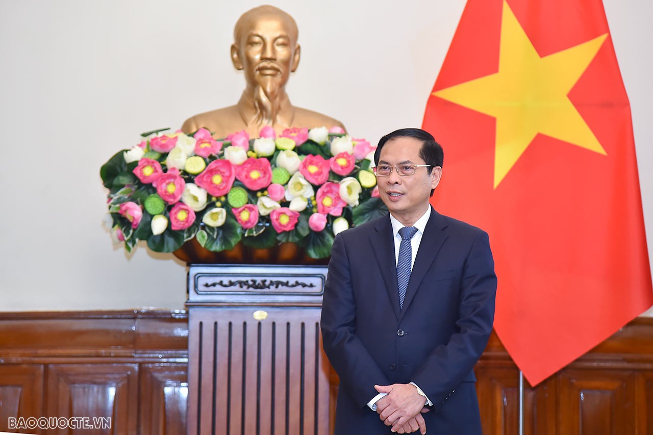 Phát biểu tại Lễ trao quyết định bổ nhiệm, Bộ trưởng Ngoại giao Bùi Thanh Sơn chúc mừng các cán bộ vừa được bổ nhiệm làm Tổng Lãnh sự Việt Nam tại các địa bàn. Bộ trưởng nhấn mạnh, đây là sự tin tưởng của Ban cán sự Đảng Bộ, Lãnh đạo Bộ đối với năng lực và kinh nghiệm của các cán bộ. Giao nhiệm vụ cụ thể đối với từng cán bộ, Bộ trưởng đề nghị các tân Tổng Lãnh sự tiếp tục thúc đẩy mạnh mẽ quan hệ hợp tác giữa địa phương, doanh nghiệp hai nước trên tất cả các mặt: chính trị, trọng tâm là kinh tế, văn hóa-xã hội, bảo hộ công dân… đi vào thực chất, hiệu quả. Trong bối cảnh ngành còn nhiều khó khăn hiện nay, Bộ trưởng mong muốn các tân Tổng Lãnh sự phát huy năng lực và sở trường, lãnh đạo đơn vị đoàn kết, hoàn thành tốt nhiệm vụ được giao, đóng góp tích cực vào việc xây dựng ngành Ngoại giao Việt Nam toàn diện, hiện đại, phục vụ phát triển đất nước và bảo vệ Tổ quốc. Phát biểu tại Lễ trao quyết định bổ nhiệm, Bộ trưởng Ngoại giao Bùi Thanh Sơn chúc mừng các cán bộ vừa được bổ nhiệm làm Tổng Lãnh sự Việt Nam tại các địa bàn. Bộ trưởng nhấn mạnh, đây là sự tin tưởng của Ban cán sự Đảng Bộ, Lãnh đạo Bộ đối với năng lực và kinh nghiệm của các cán bộ. Giao nhiệm vụ cụ thể đối với từng cán bộ, Bộ trưởng đề nghị các tân Tổng Lãnh sự tiếp tục thúc đẩy mạnh mẽ quan hệ hợp tác giữa địa phương, doanh nghiệp hai nước trên tất cả các mặt: chính trị, trọng tâm là kinh tế, văn hóa-xã hội, bảo hộ công dân… đi vào thực chất, hiệu quả. Trong bối cảnh ngành còn nhiều khó khăn hiện nay, Bộ trưởng mong muốn các tân Tổng Lãnh sự phát huy năng lực và sở trường, lãnh đạo đơn vị đoàn kết, hoàn thành tốt nhiệm vụ được giao, đóng góp tích cực vào việc xây dựng ngành Ngoại giao Việt Nam toàn diện, hiện đại, phục vụ phát triển đất nước và bảo vệ Tổ quốc.