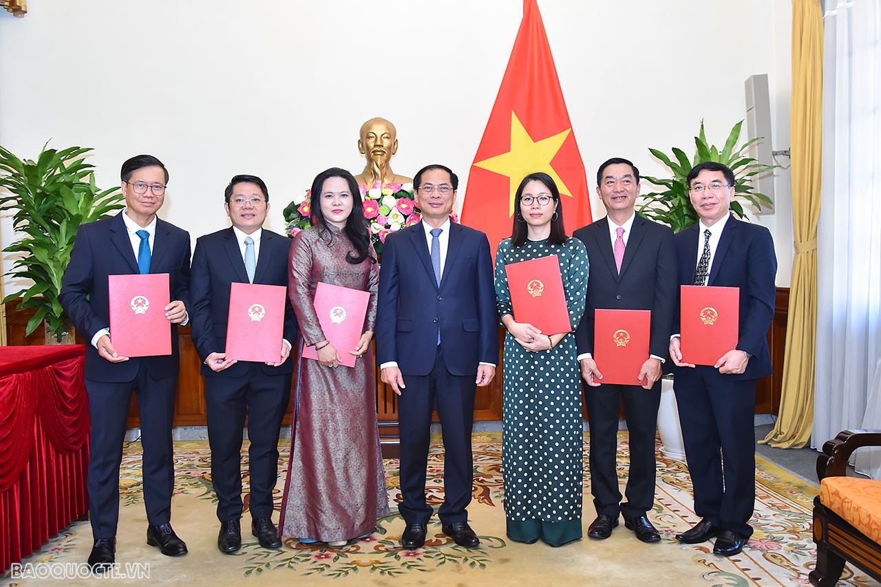 Trong phát biểu của mình, các cán bộ được bổ nhiệm làm Tổng Lãnh sự Việt Nam tại các nước cảm ơn lời căn dặn của Bộ trưởng Ngoại giao Bùi Thanh Sơn; khẳng định sẽ luôn nỗ lực hết sức mình, phát huy năng lực, không ngừng học hỏi để làm tốt công tác, nhiệm vụ được Đảng, Nhà nước và nhân dân giao phó để đóng góp vào thành công chung của công tác đối ngoại. Trong phát biểu của mình, các cán bộ được bổ nhiệm làm Tổng Lãnh sự Việt Nam tại các nước cảm ơn lời căn dặn của Bộ trưởng Ngoại giao Bùi Thanh Sơn; khẳng định sẽ luôn nỗ lực hết sức mình, phát huy năng lực, không ngừng học hỏi để làm tốt công tác, nhiệm vụ được Đảng, Nhà nước và nhân dân giao phó để đóng góp vào thành công chung của công tác đối ngoại.