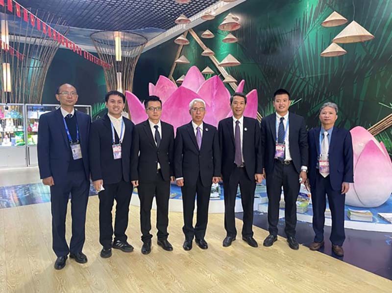 Đại sứ Phạm Sao Mai thăm Khu Triển lãm hàng hóa thường xuyên của Việt Nam tại Trung tâm Hội chợ triển lãm Điền Trì, Côn Minh Đại sứ Phạm Sao Mai thăm Khu Triển lãm hàng hóa thường xuyên của Việt Nam tại Trung tâm Hội chợ triển lãm Điền Trì, Côn Minh