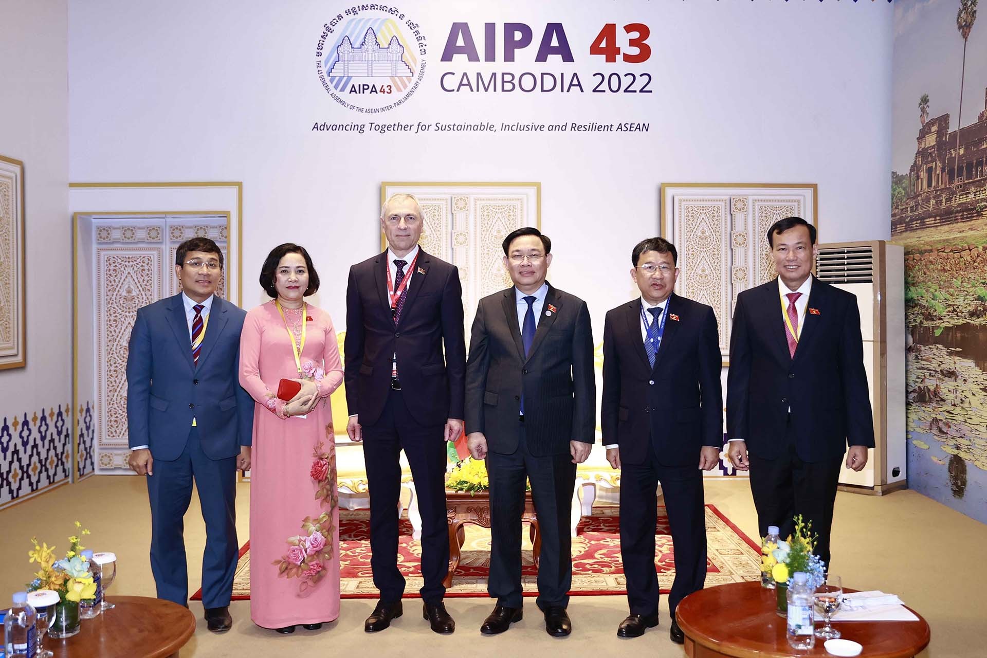 Chủ tịch Quốc hội Vương Đình Huệ và Phó Chủ tịch Hạ viện Belarus Valeri Mitskevich với các đại biểu. (Nguồn: TTXVN)