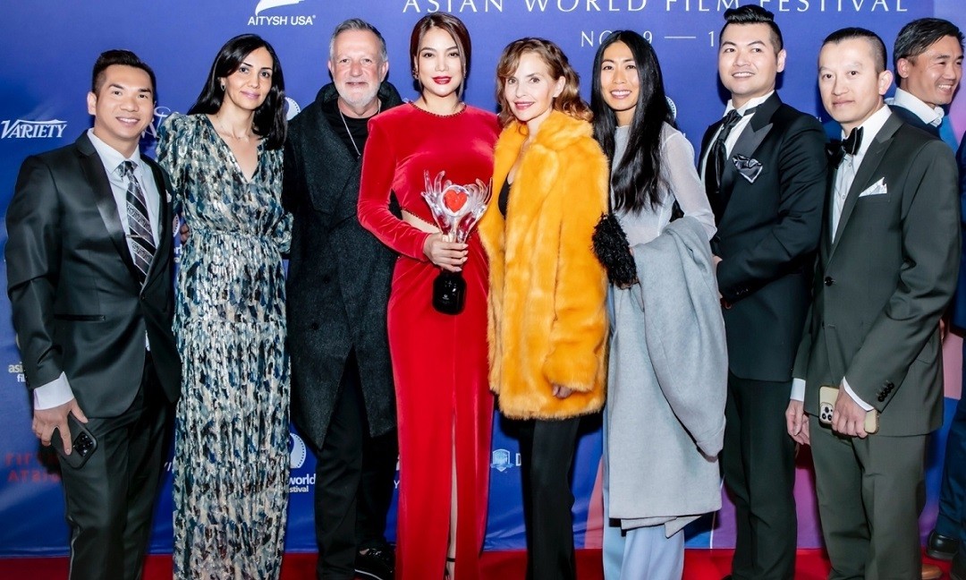 Trương Ngọc Ánh nhận giải thưởng LHP châu Á thế giới 2022 tại Mỹ