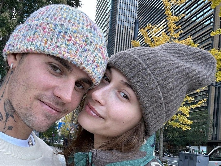 Chùm ảnh vợ chồng Justin Bieber tình tứ ngắm cảnh mùa Thu rực rỡ tại Nhật Bản