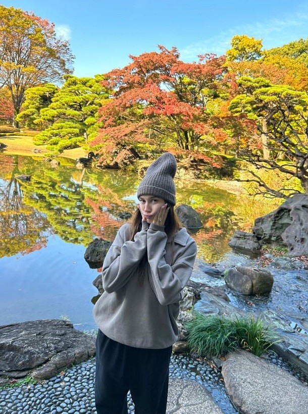 Chùm ảnh vợ chồng Justin Bieber tình tứ ngắm cảnh mùa Thu Nhật Bản