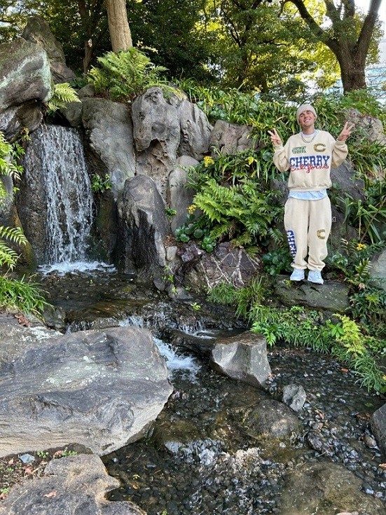 Chùm ảnh vợ chồng Justin Bieber tình tứ ngắm cảnh mùa Thu Nhật Bản