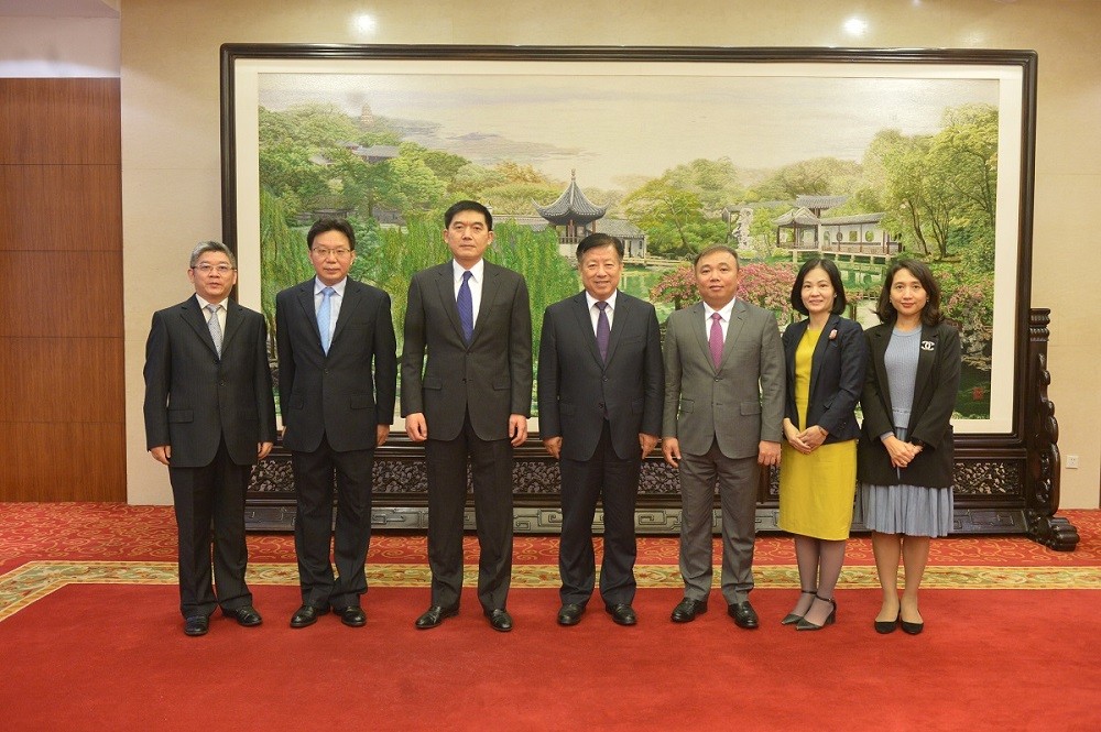 Tổng lãnh sự Việt Nam tại Thượng Hải chào xã giao lãnh đạo tỉnh Giang Tô, Trung Quốc Tổng lãnh sự Việt Nam tại Thượng Hải chào xã giao lãnh đạo tỉnh Giang Tô, Trung Quốc