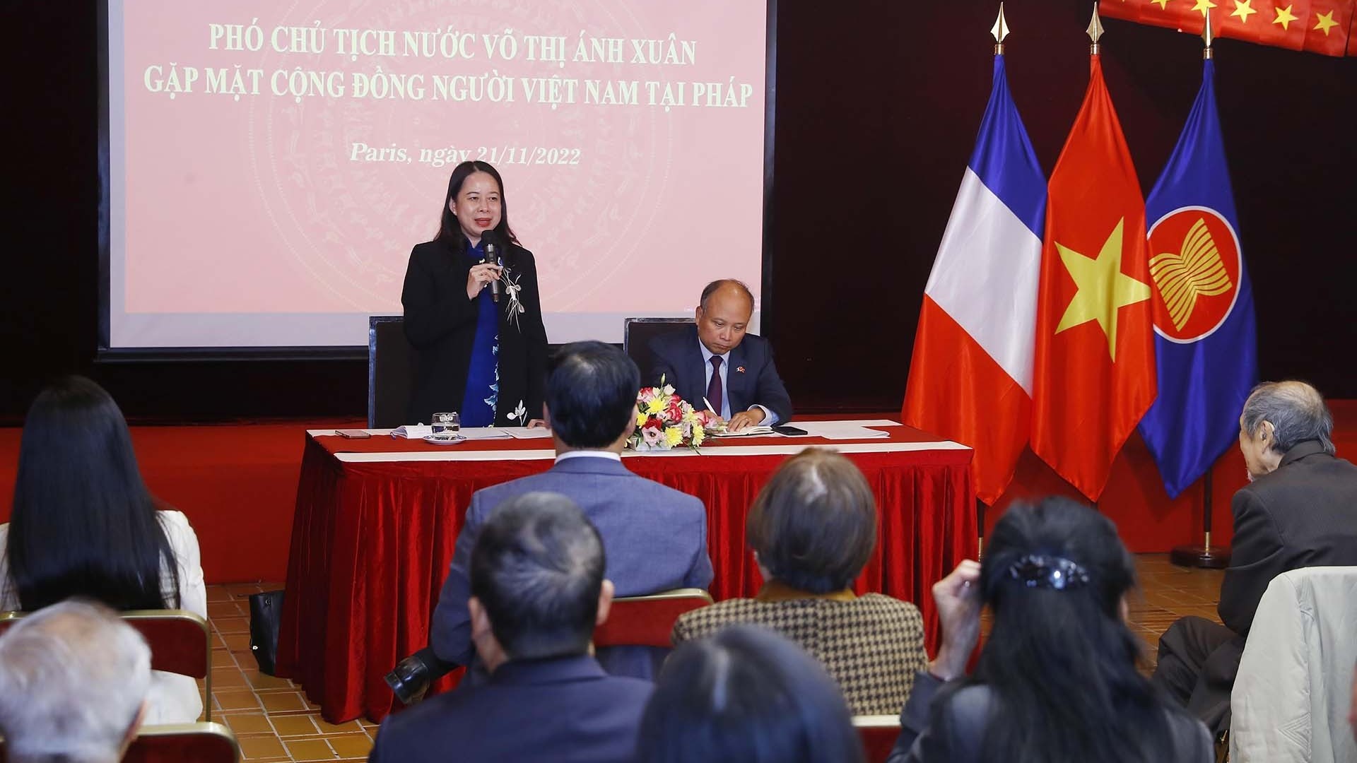 Phó Chủ tịch nước Võ Thị Ánh Xuân gặp gỡ cộng đồng người Việt tại Pháp