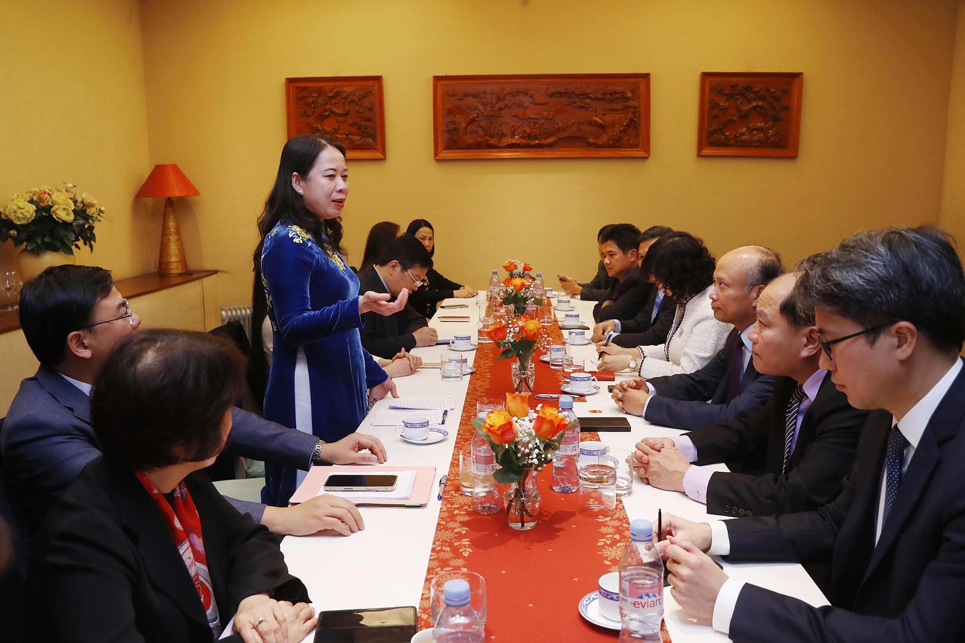 Phó Chủ tịch nước Võ Thị Ánh Xuân phát biểu tại buổi làm việc với cán bộ, nhân viên Đại sứ quán và trưởng đại diện các cơ quan của Việt Nam tại Pháp. (Nguồn: TTXVN)
