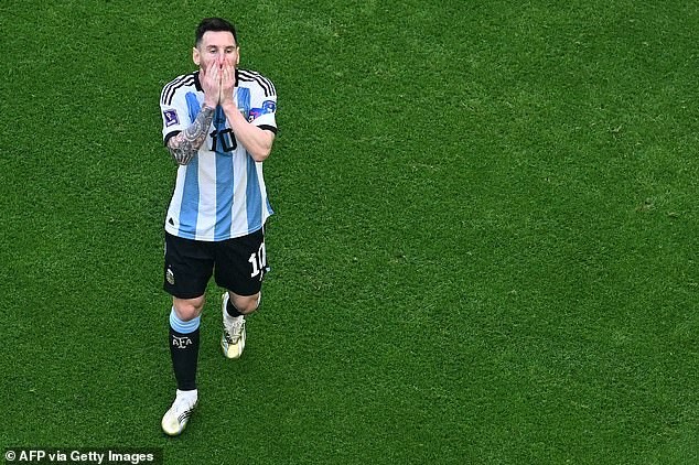 Đội tuyển Argentina: 7 lần trọng tài bắt lỗi việt vị trong hiệp 1 là kỷ lục World Cup Đội tuyển Argentina: 7 lần trọng tài bắt lỗi việt vị trong hiệp 1 là kỷ lục World Cup
