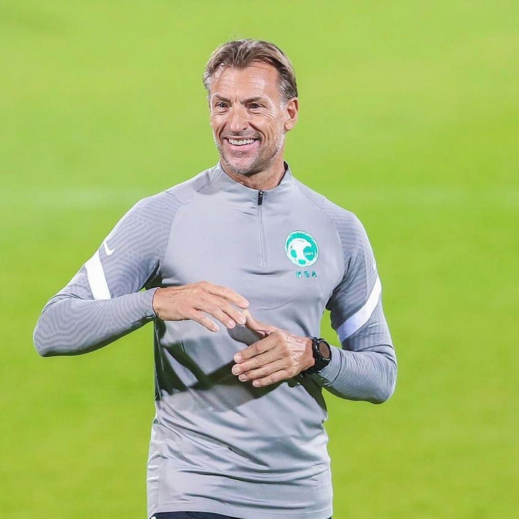 Vẻ lãng tử, phong trần cùng gu thời trang lịch lãm của HLV Herve Renard đội Saudi Arabia