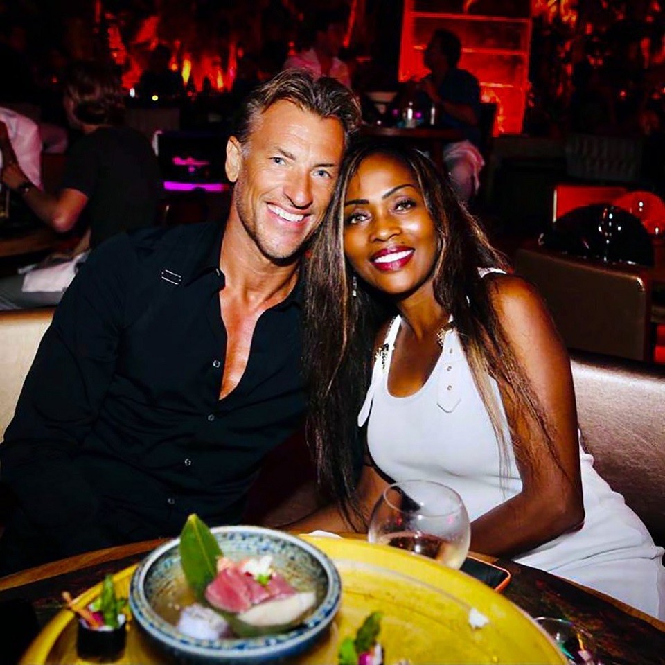 Vẻ lãng tử, phong trần cùng gu thời trang lịch lãm của HLV Herve Renard đội Saudi Arabia