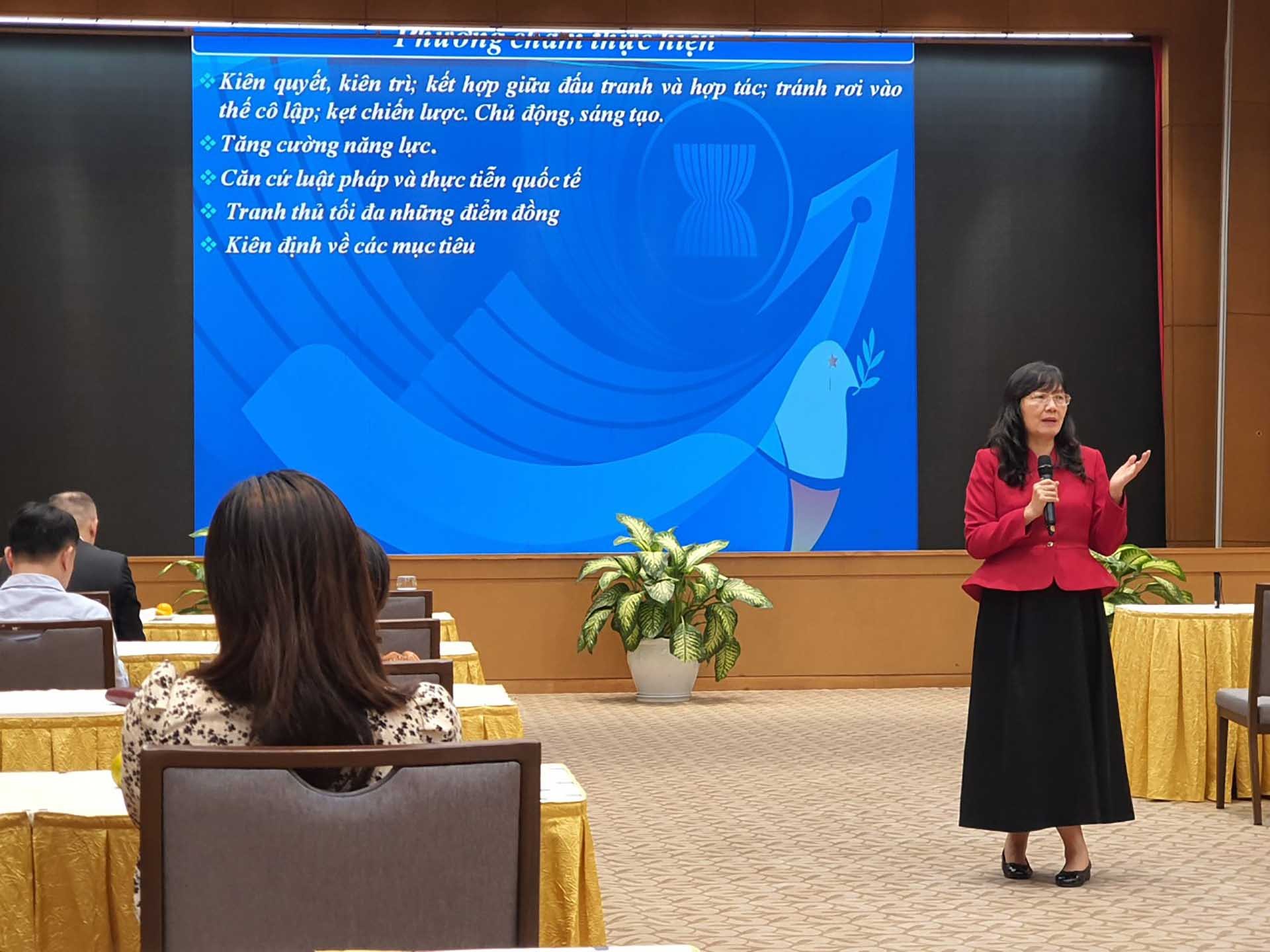 TS. Phạm Lan Dung, Quyền Giám đốc Học viện Ngoại giao tại khóa bồi dưỡng.