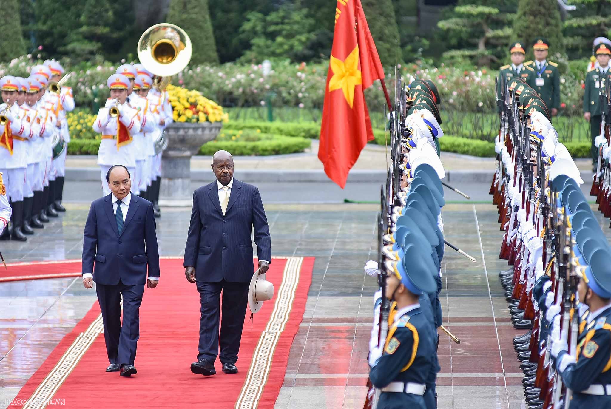 Chủ tịch nước Nguyễn Xuân Phúc chủ trì lễ đón chính thức tổng thống Uganda