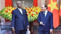 Chủ tịch nước Nguyễn Xuân Phúc chủ trì lễ đón chính thức Tổng thống Uganda