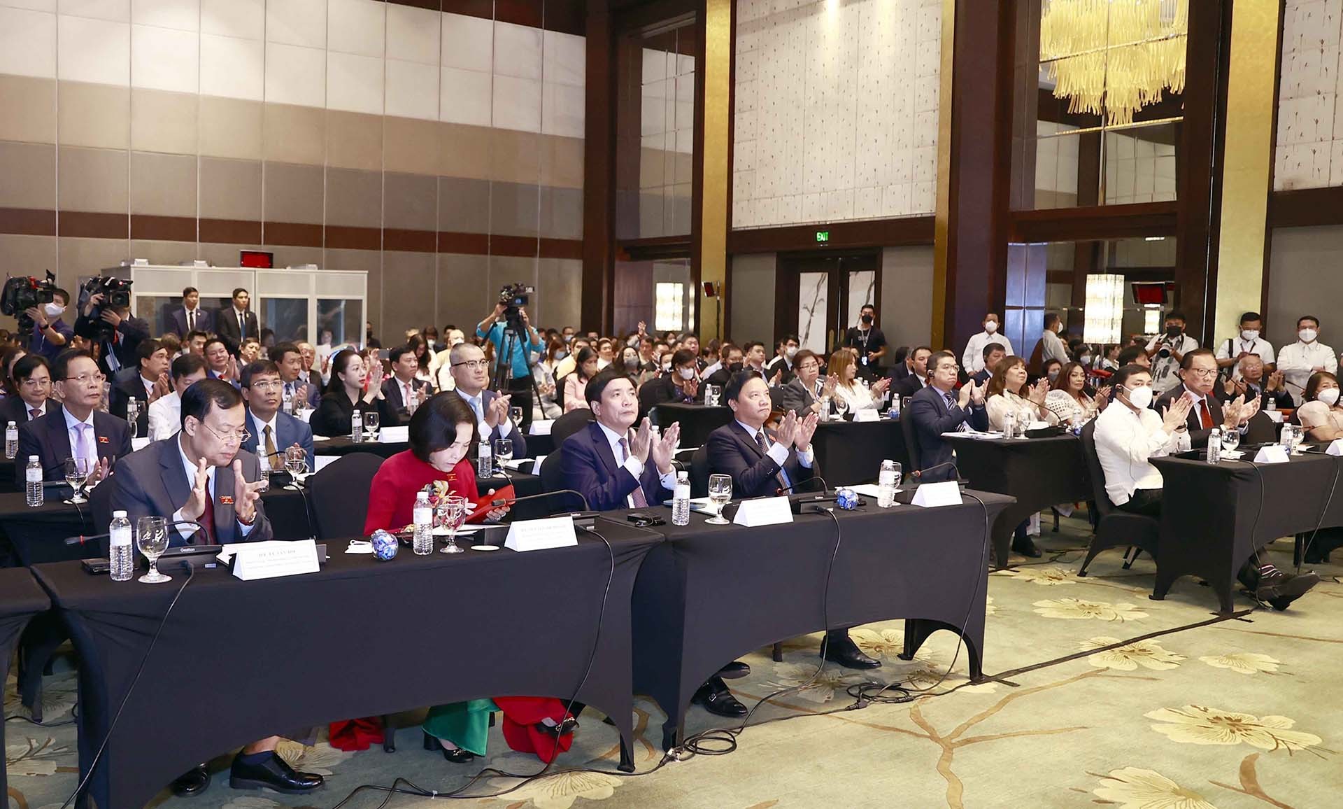 Đại biểu dự Diễn đàn thương mại đầu tư Việt Nam-Philippines. (Nguồn: TTXVN) Đại biểu dự Diễn đàn thương mại đầu tư Việt Nam-Philippines. (Nguồn: TTXVN)