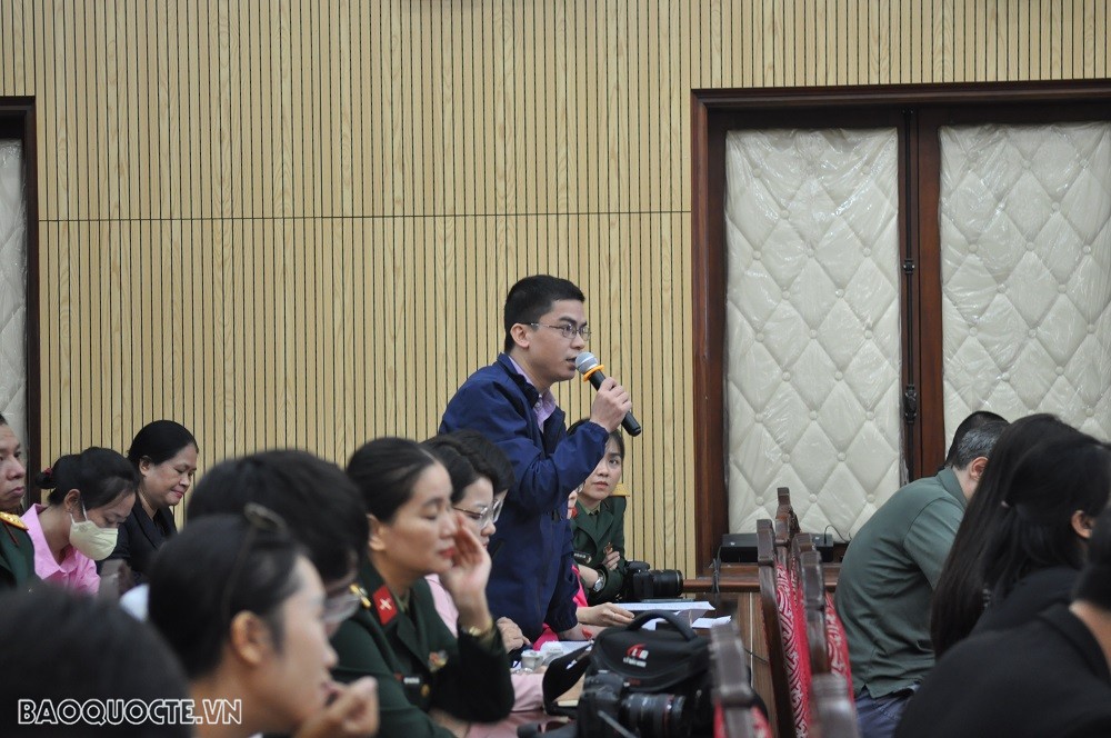 (11.24) Các phóng viên quốc tế đặt câu hỏi về Triển lãm. (Ảnh: Minh Quân) (11.24) Các phóng viên quốc tế đặt câu hỏi về Triển lãm. (Ảnh: Minh Quân)