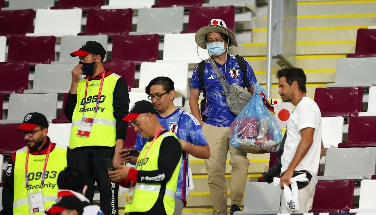 Nền tảng giáo dục dẫn đến hành động đốn tim của cổ động viên Nhật ở World Cup Nền tảng giáo dục dẫn đến hành động đốn tim của cổ động viên Nhật ở World Cup