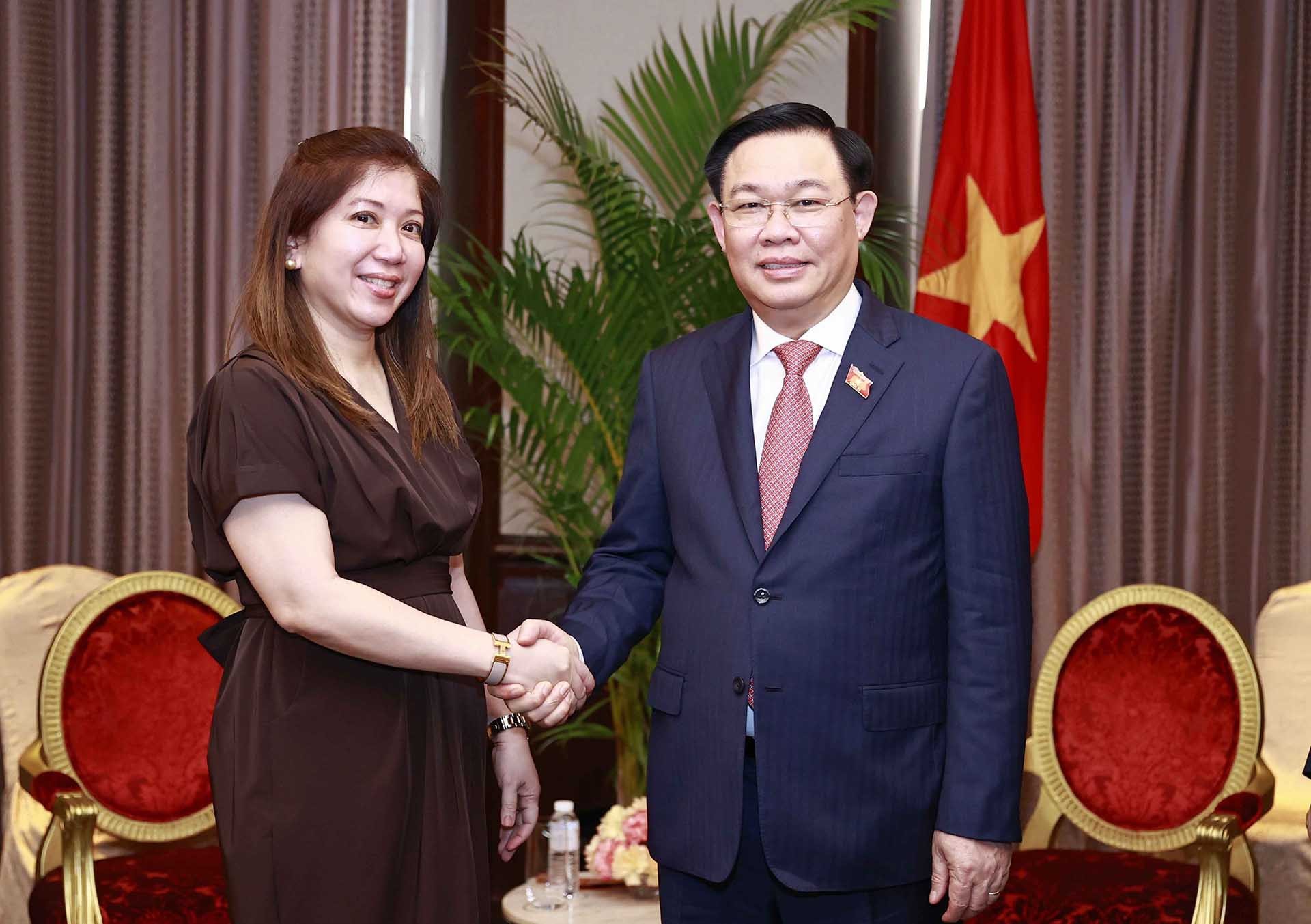 Chủ tịch Quốc hội Vương Đình Huệ tiếp Chủ tịch kiêm Giám đốc điều hành Tổng Công ty thương mại quốc tế Philippines Emmie Liza Perez-Chiong. (Nguồn: TTXVN)