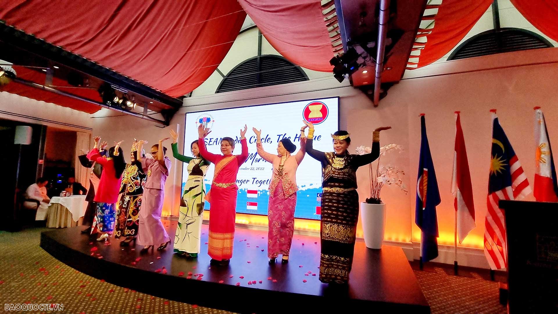 Giới thiệu, quảng bá văn hóa Việt Nam tại Hà Lan