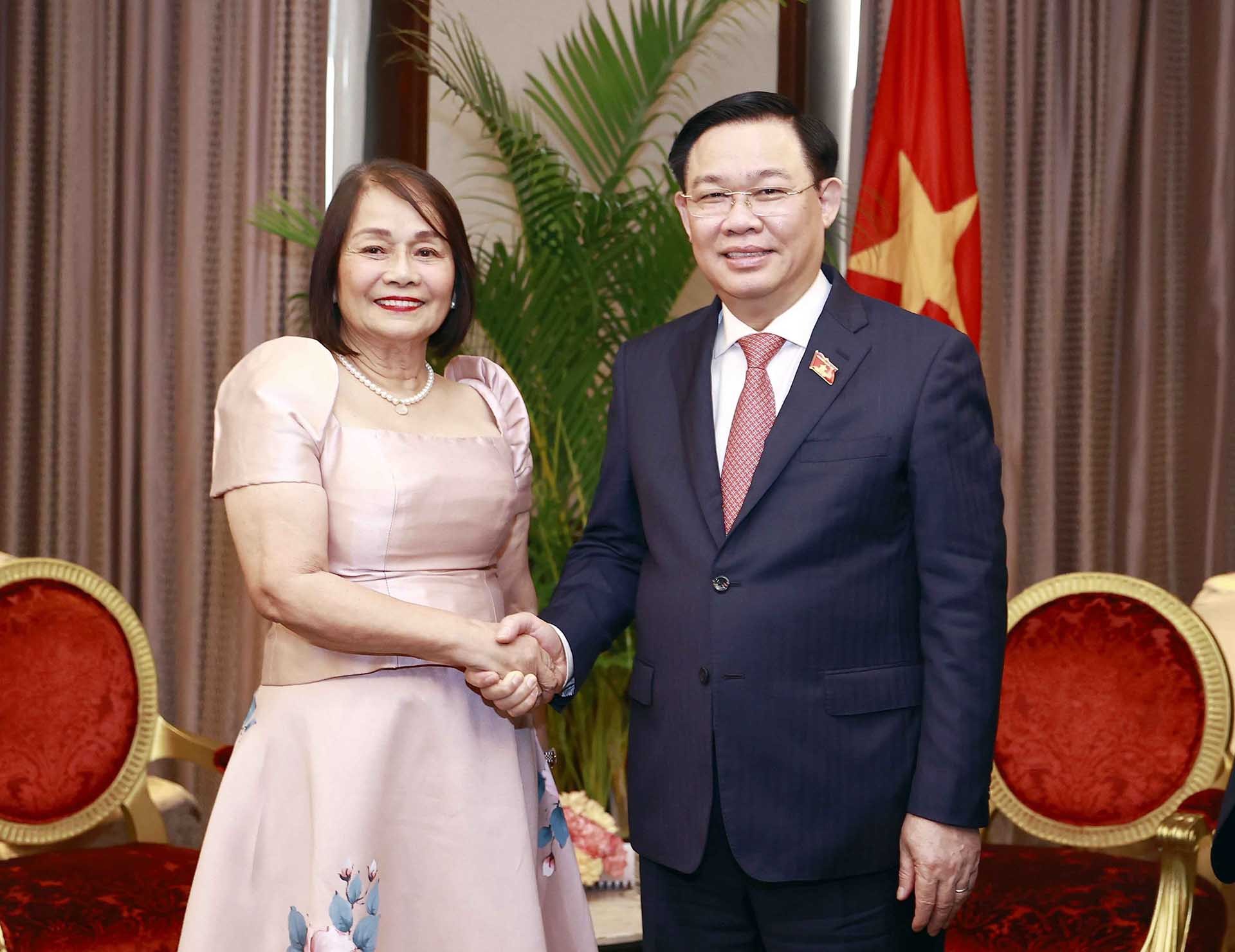 Chủ tịch Quốc hội Vương Đình Huệ tiếp Thống đốc tỉnh Davao Oriental Corazon Nunez Malanyaon. (Nguồn: TTXVN)