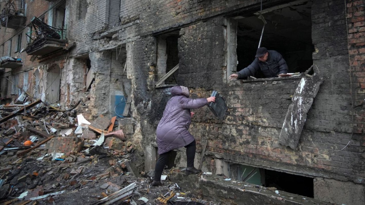 (11.24) Moscow kêu gọi Kiev ‘chấm dứt đau khổ’ tại Ukraine - Ảnh: Người dân Ukraine tại một tòa nhà đổ nát ở Vyshgorod sau đợt không kích mới nhất của Nga ngày 23/11. (Nguồn: AP)