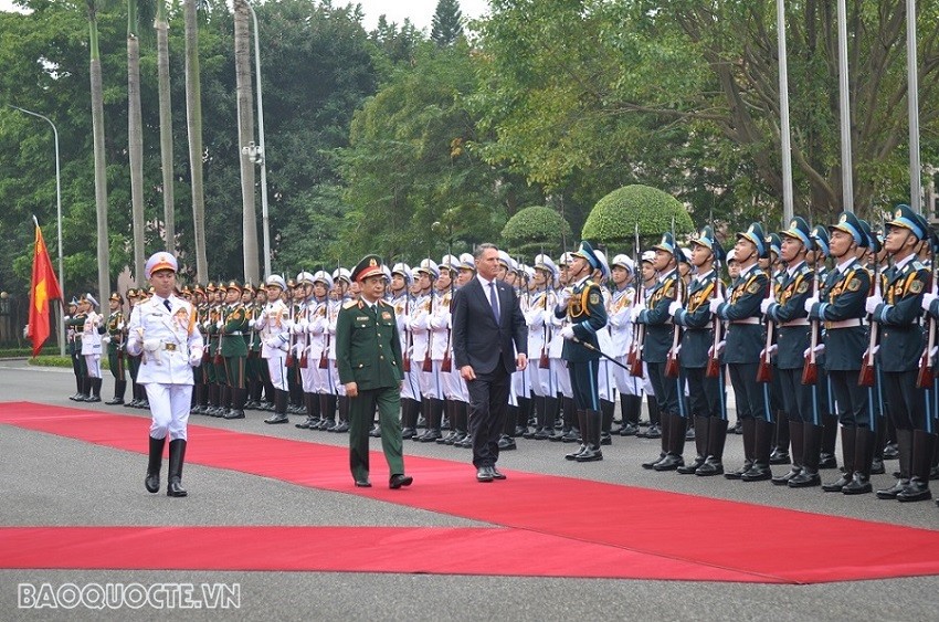 (11.25) Phó Thủ tướng, Bộ trưởng Quốc phòng Australia Richard Donald Marles và Bộ trưởng Quốc phòng Việt Nam, Đại tướng Phan Văn Giang duyệt đội danh dự. (Ảnh: Minh Quân)