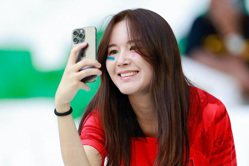 Những bóng hồng xinh đẹp trên khán đài cổ vũ đội tuyển Hàn Quốc và Uruguay