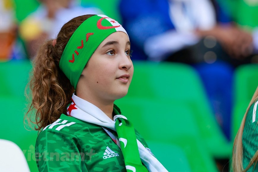 Những bóng hồng xinh đẹp trên khán đài cổ vũ đội tuyển Hàn Quốc và Uruguay