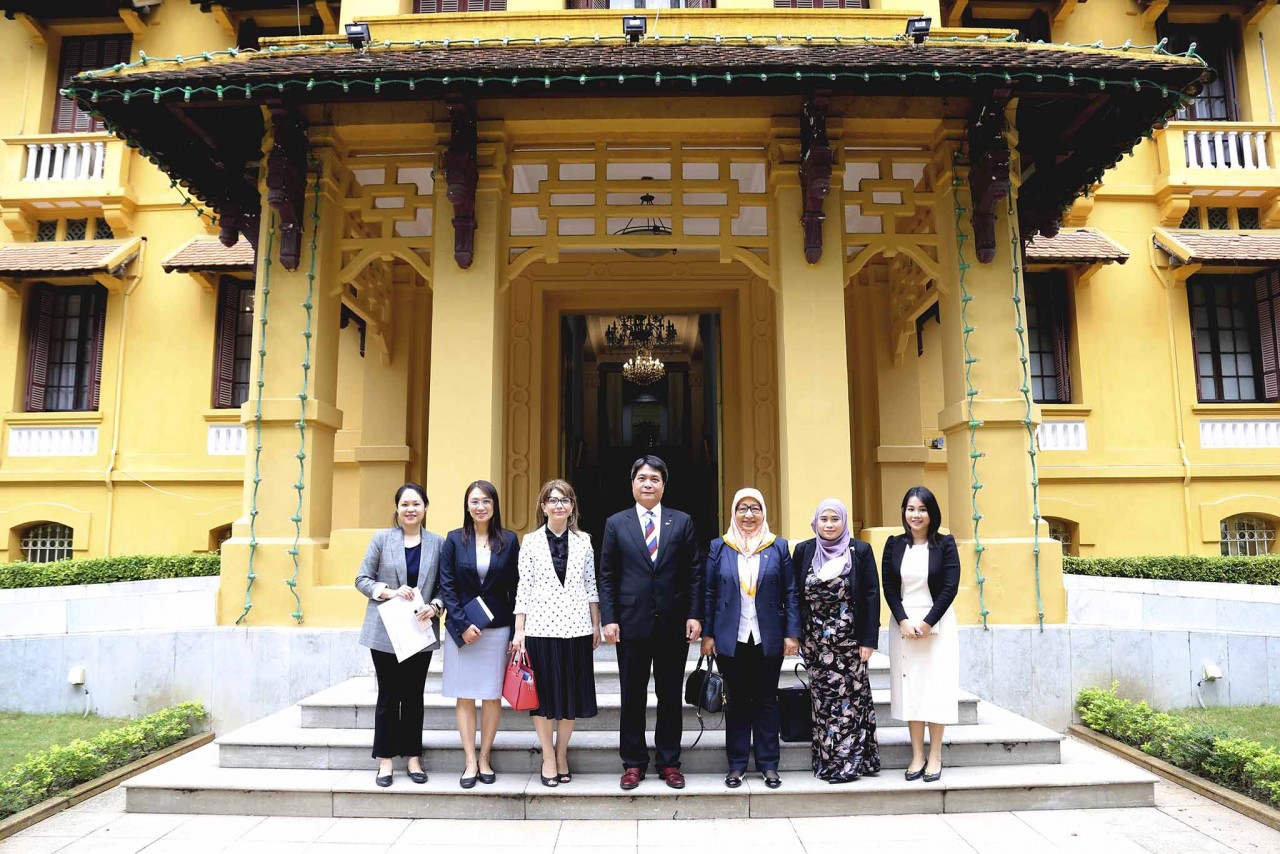 Cục trưởng Cục Lễ tân Nhà nước tiếp nhận bản sao Thư ủy nhiệm bổ nhiệm Đại sứ