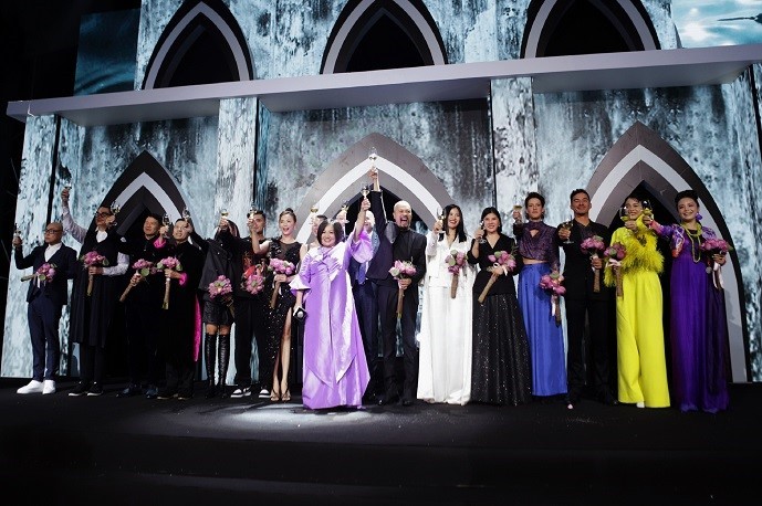 Khai mạc Tuần lễ thời trang Quốc tế Việt Nam Thu Đông 2022 tôn vinh di sản văn hóa dân tộc Khai mạc Tuần lễ thời trang Quốc tế Việt Nam Thu Đông 2022 tôn vinh di sản văn hóa dân tộc