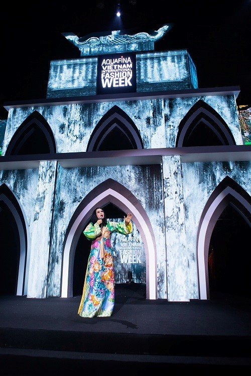 Khai mạc Tuần lễ thời trang Quốc tế Việt Nam Thu Đông 2022 tôn vinh di sản văn hóa dân tộc Khai mạc Tuần lễ thời trang Quốc tế Việt Nam Thu Đông 2022 tôn vinh di sản văn hóa dân tộc