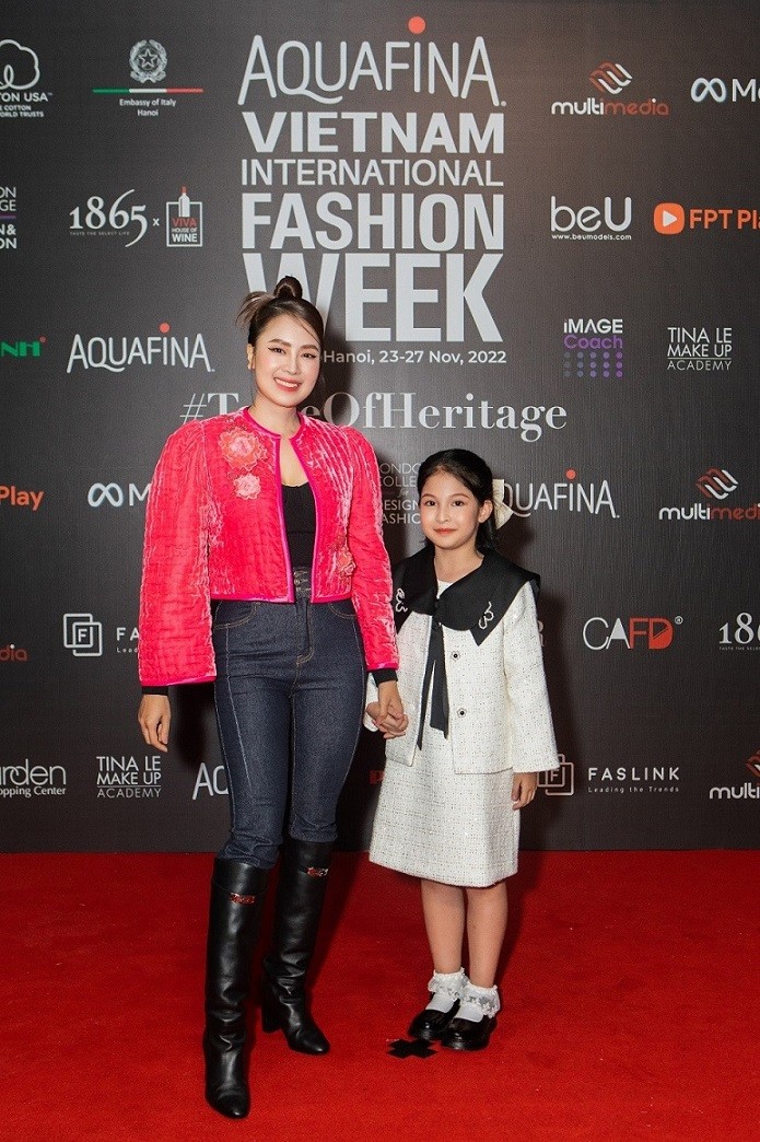 Khai mạc Tuần lễ thời trang Quốc tế Việt Nam Thu Đông 2022 tôn vinh di sản văn hóa dân tộc Khai mạc Tuần lễ thời trang Quốc tế Việt Nam Thu Đông 2022 tôn vinh di sản văn hóa dân tộc