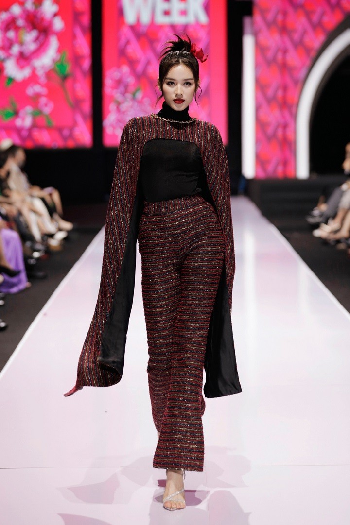 Trên nền nhạc 'Dư âm' của nhạc sĩ Nguyễn Văn Tý, Đỗ Thị Hà mở màn bộ sưu tập của NTK Adrian Anh Tuấn. Nhà thiết kế chia 'Hẹn em' thành hai phần, phần đầu là những trang phục tượng trưng cho thuở hẹn hò, mới yêu và phần sau là lúc hẹn ước trăm năm.