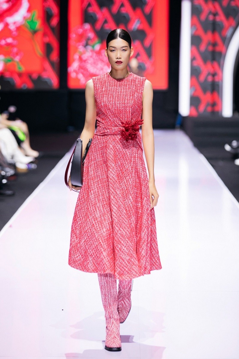 Hoa Hậu Đỗ Thị Hà và Lương Thùy Linh 'hóa' cô dâu trên sàn diễn thời trang