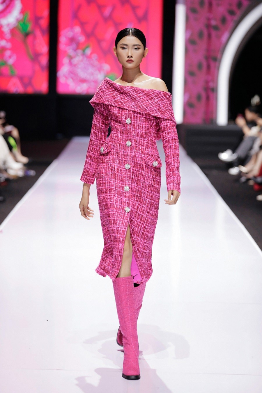 Hoa Hậu Đỗ Thị Hà và Lương Thùy Linh 'hóa' cô dâu trên sàn diễn thời trang