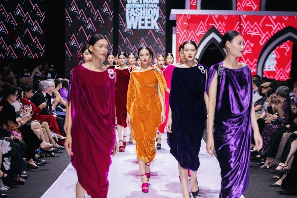 Hoa Hậu Đỗ Thị Hà và Lương Thùy Linh 'hóa' cô dâu trên sàn diễn thời trang