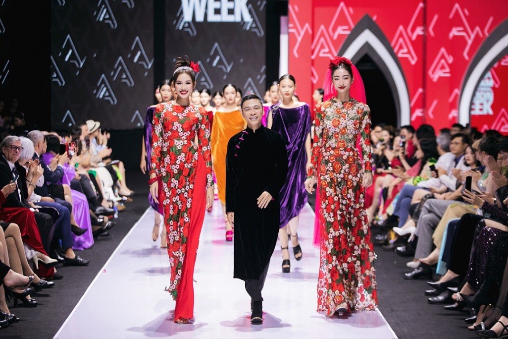 Hoa Hậu Đỗ Thị Hà và Lương Thùy Linh 'hóa' cô dâu trên sàn diễn thời trang