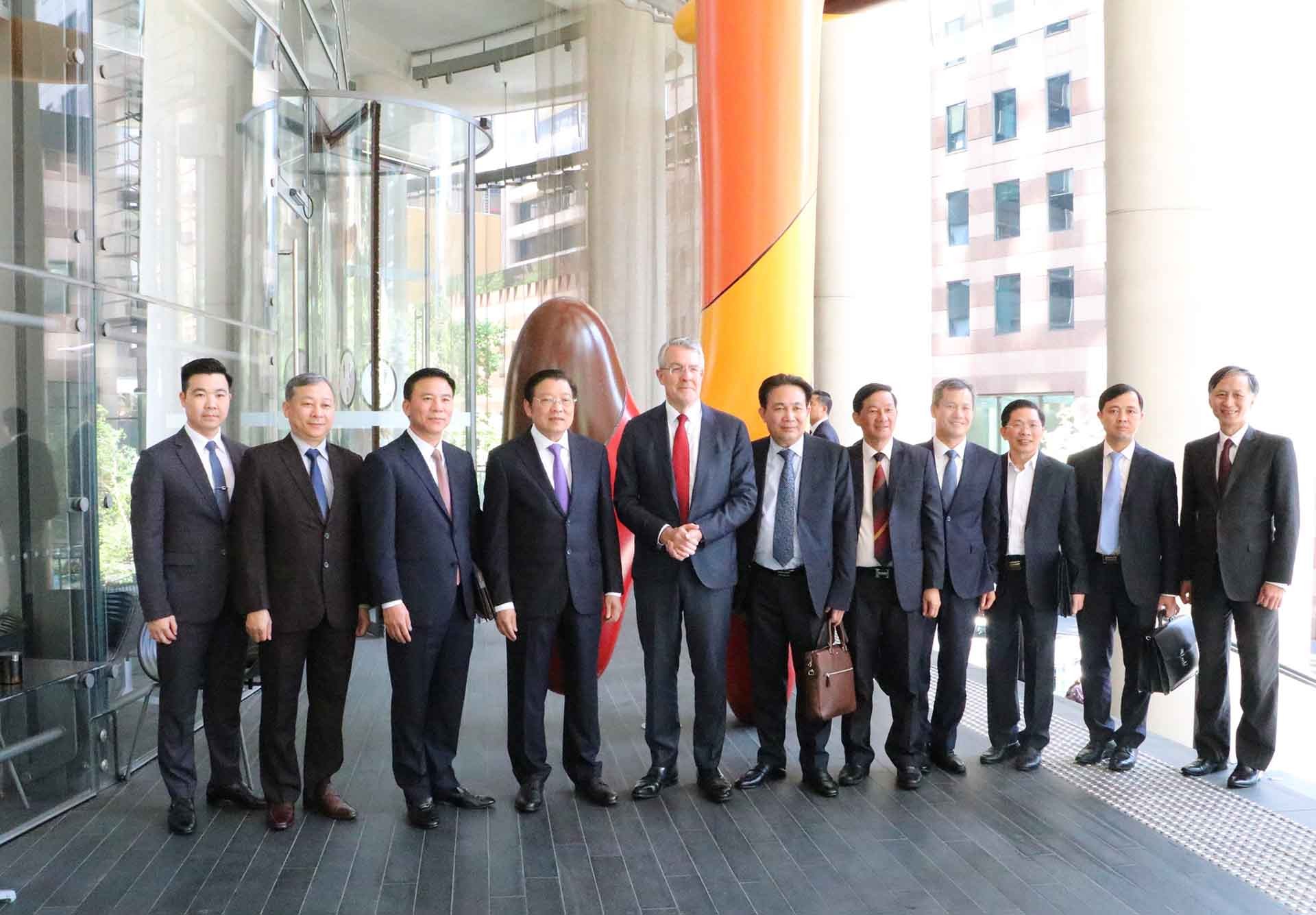 Đoàn đại biểu cấp cao Đảng Cộng sản Việt Nam chụp ảnh kỷ niệm với ông Mark Dreyfus, Hạ nghị sỹ của Công đảng, Tổng Chưởng lý. (Nguồn: TTXVN)