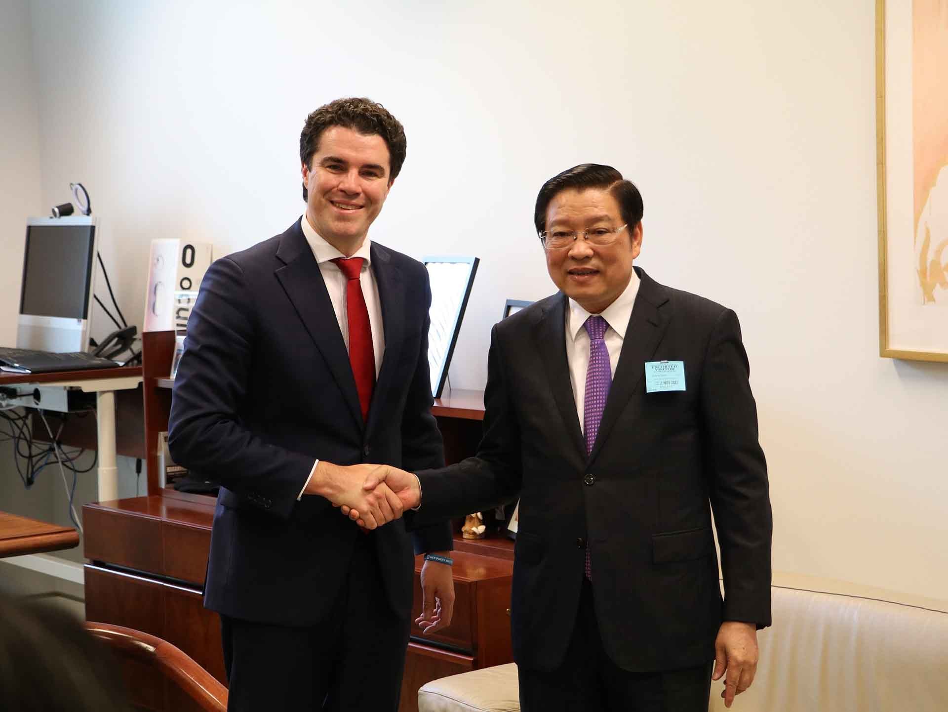 Đồng chí Phan Đình Trạc và ông Tim Watts, Hạ nghị sỹ của Công đảng, Đồng Bộ trưởng Bộ Ngoại giao Australia. (Nguồn: TTXVN)