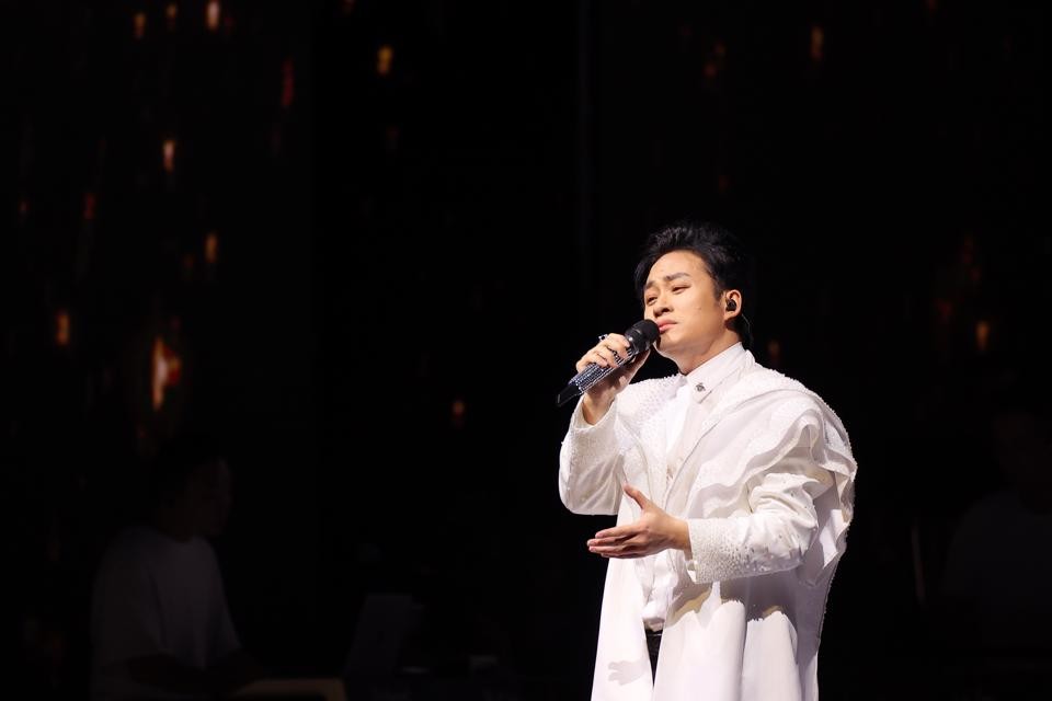 4.000 khán giả thăng hoa cùng liveshow 20 năm của ca sĩ Tùng Dương