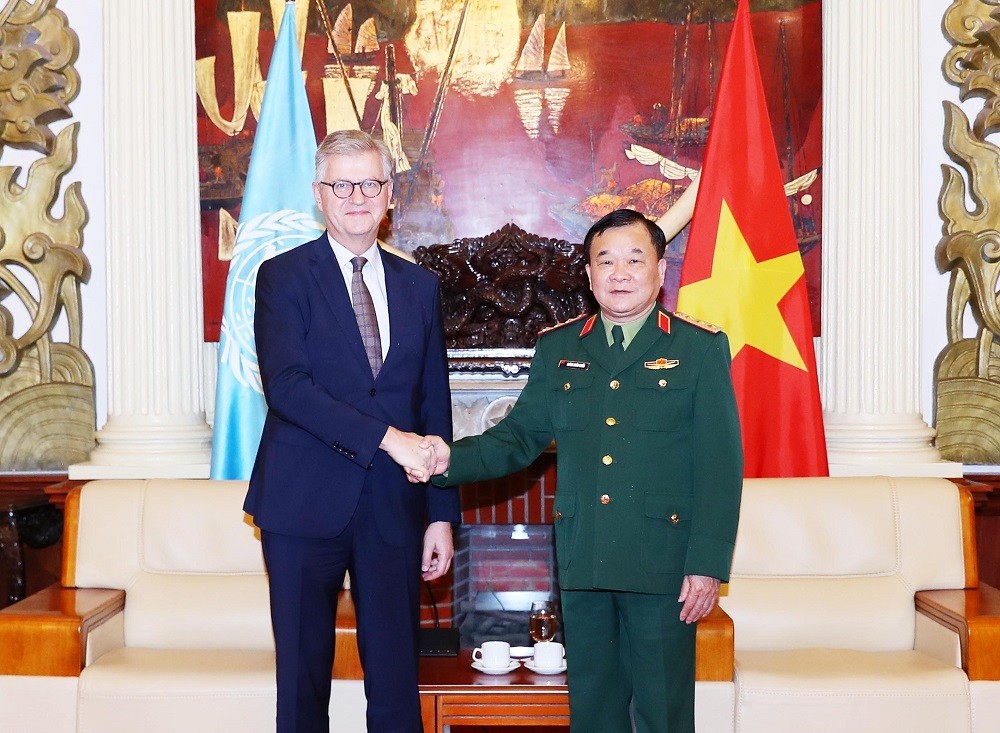 (11.26) Thứ trưởng Bộ Quốc phòng, Thượng tướng Hoàng Xuân Chiến và Phó Tổng Thư ký LHQ Jean-Pierre Lacroix hội đàm trước thềm Hội nghị. (Nguồn: TTXVN)