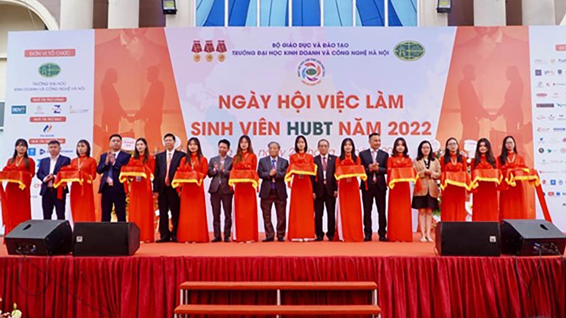 Sôi động ngày hội việc làm sinh viên HUBT 2022