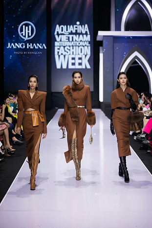 NTK Ngô Diễm Hương gây ấn tượng với đêm trình diễn BST ‘Be Your Queen’ tại Tuần lễ Thời trang Quốc tế Việt Nam Aquafina 2022