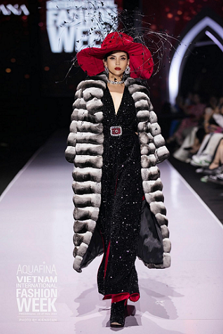 NTK Ngô Diễm Hương gây ấn tượng với đêm trình diễn BST ‘Be Your Queen’ tại Tuần lễ Thời trang Quốc tế Việt Nam Aquafina 2022