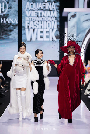 NTK Ngô Diễm Hương gây ấn tượng với đêm trình diễn BST ‘Be Your Queen’ tại Tuần lễ Thời trang Quốc tế Việt Nam Aquafina 2022